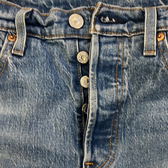 Levi 501 original button close - Picture 2 of 3